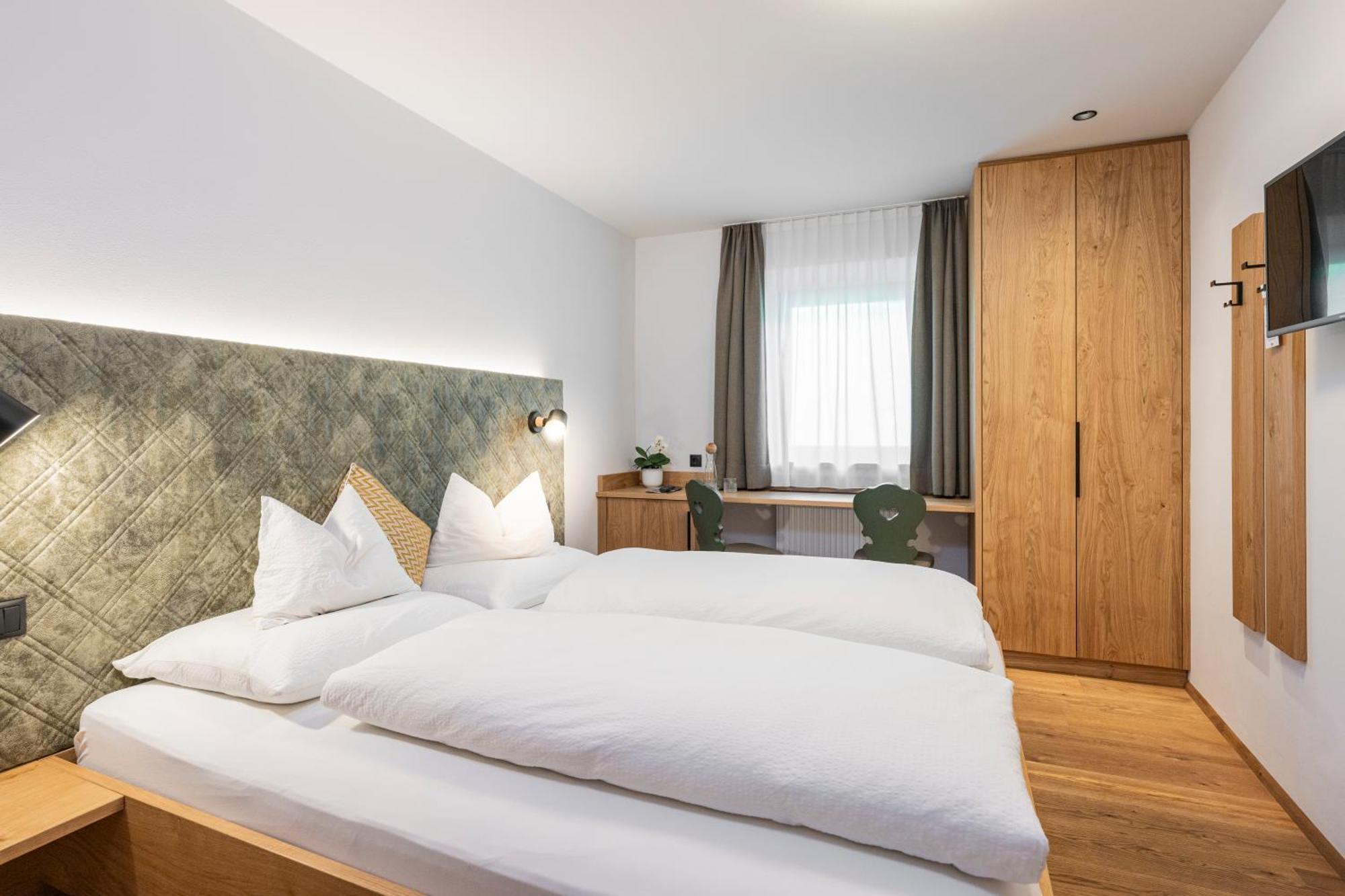 Gasthof Albergo Dolomiten Braies  Exterior foto